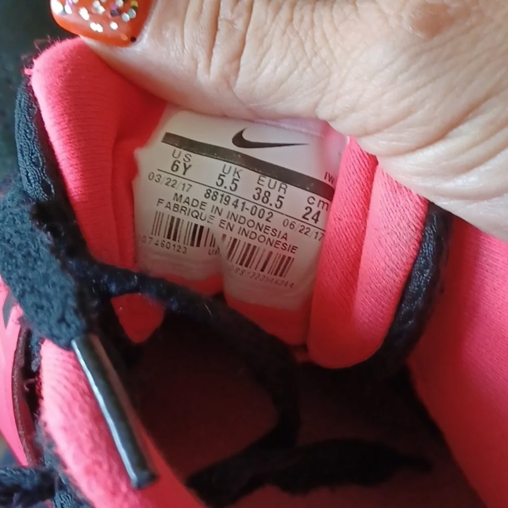 Nike Team Hustle D8 Basketball Sneakers 6 Youth Pink Black White